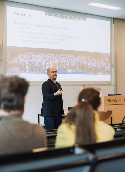 Docent geeft uitleg in een collegezaal tijdens de Master Open Dag.