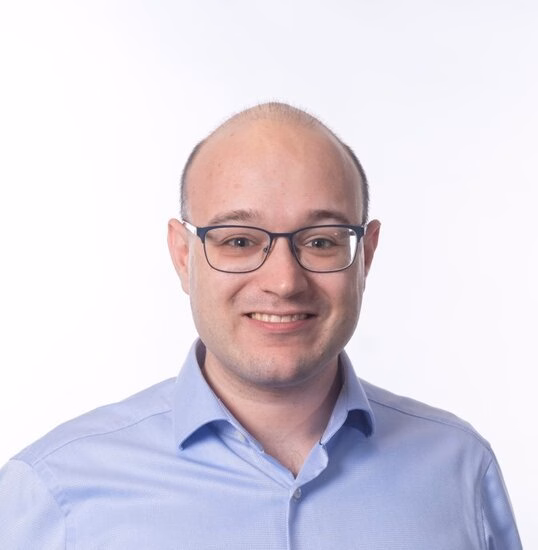 Portretfoto van researcher Kevin ten Haaf.