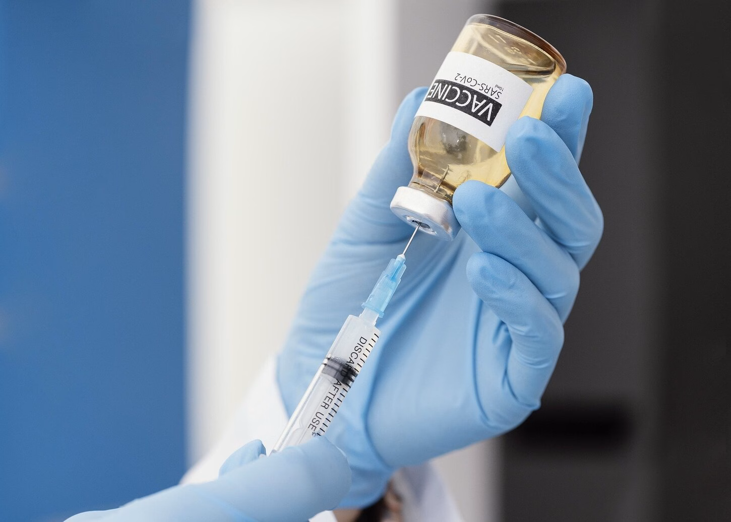 Spuitnaald in een flacon met coronavaccin