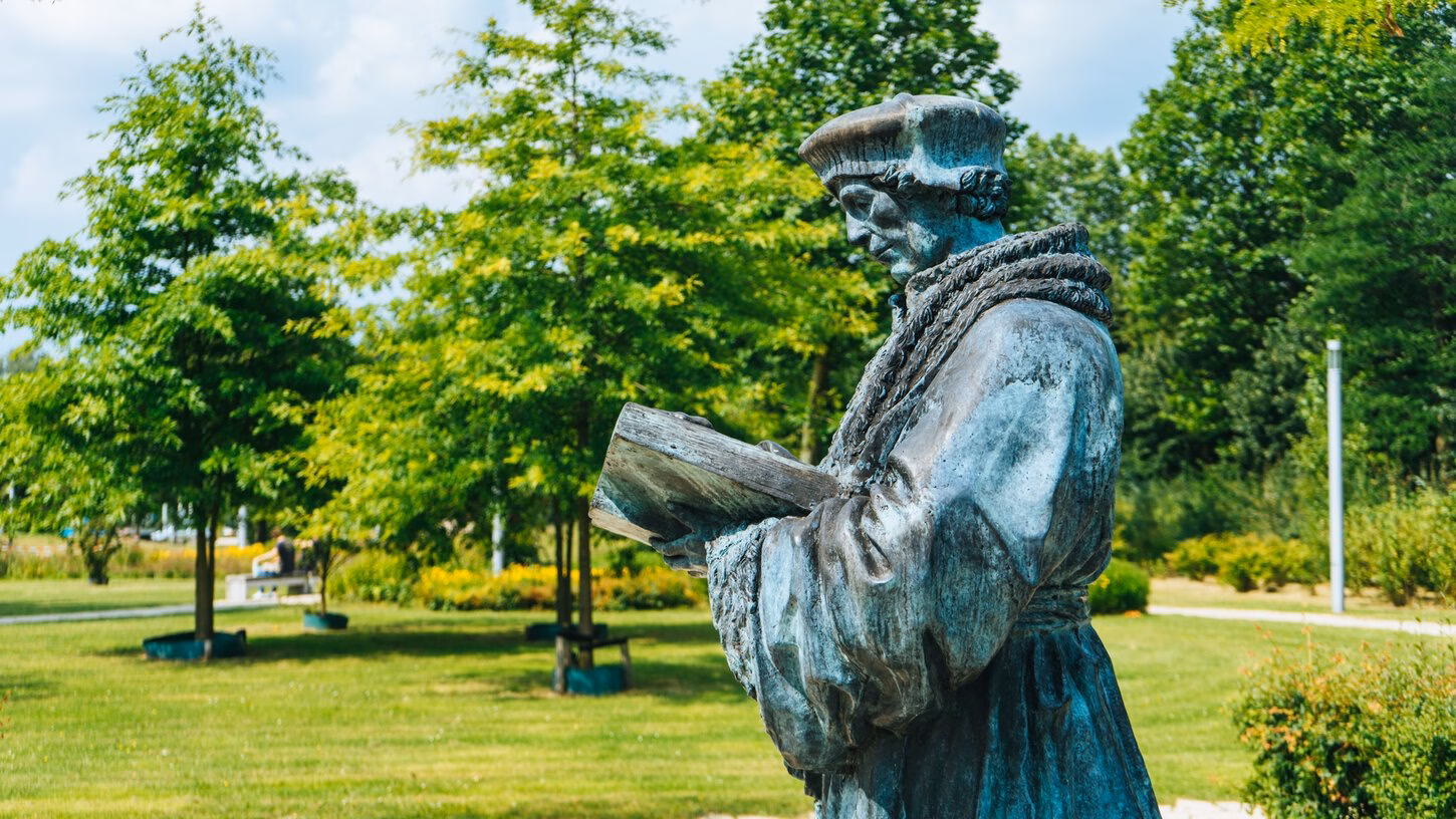Standbeeld van Erasmus op campus Woudestein.