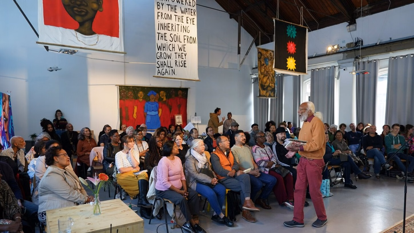 Dichter Guillaume Pool treedt op voor een volle zaal tijdens de eerste editie van Powema Tori.