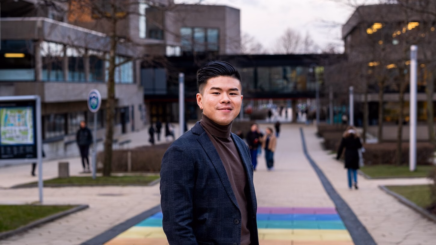 Portretfoto van medewerker Alex Huang op campus Woudestein.