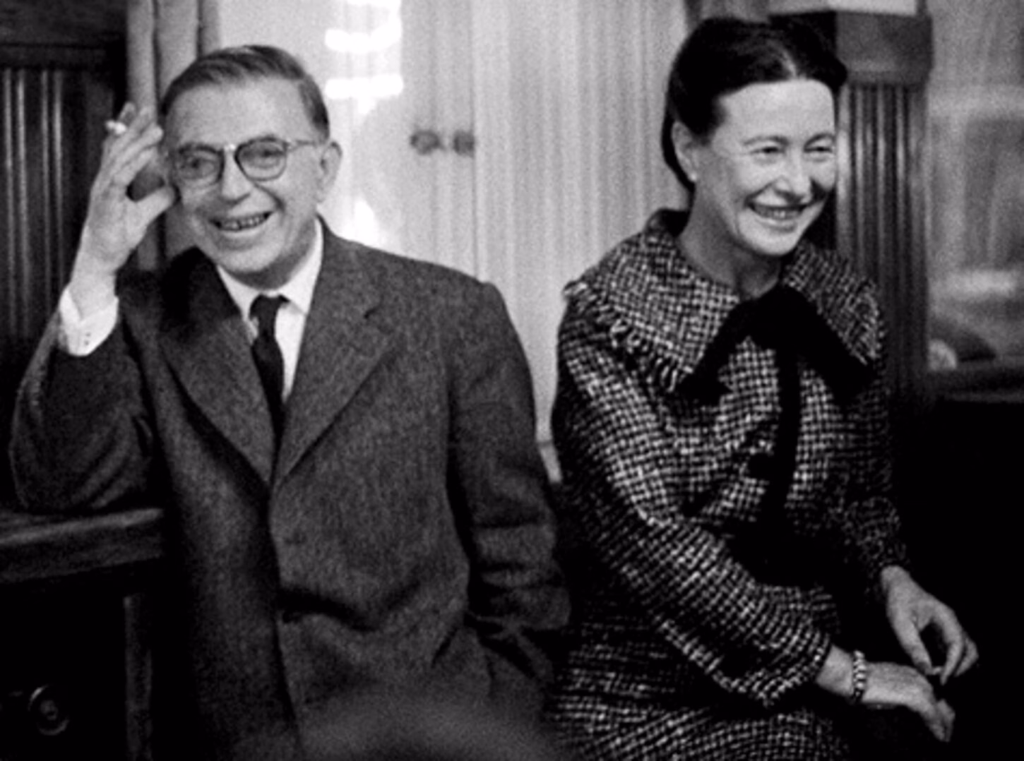 black and white picture of a man (sartre) and woman (De Beauvoir) smiling
