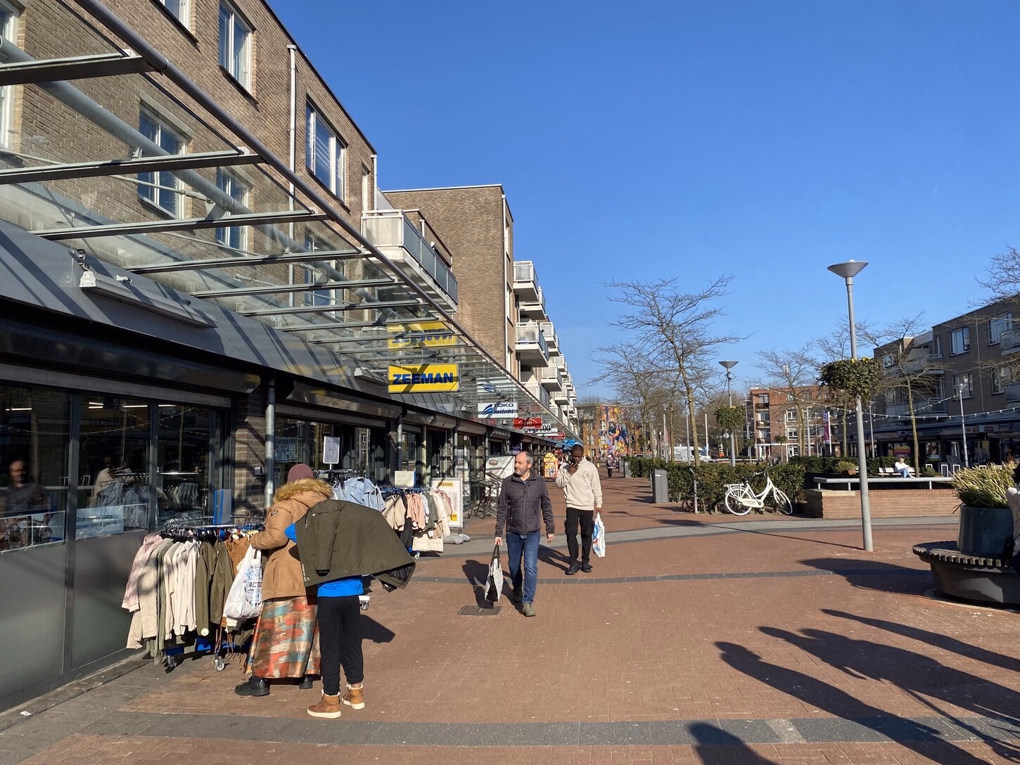 Bewoners in het winkelcentrum van de Rotterdamse wijk de Beverwaard
