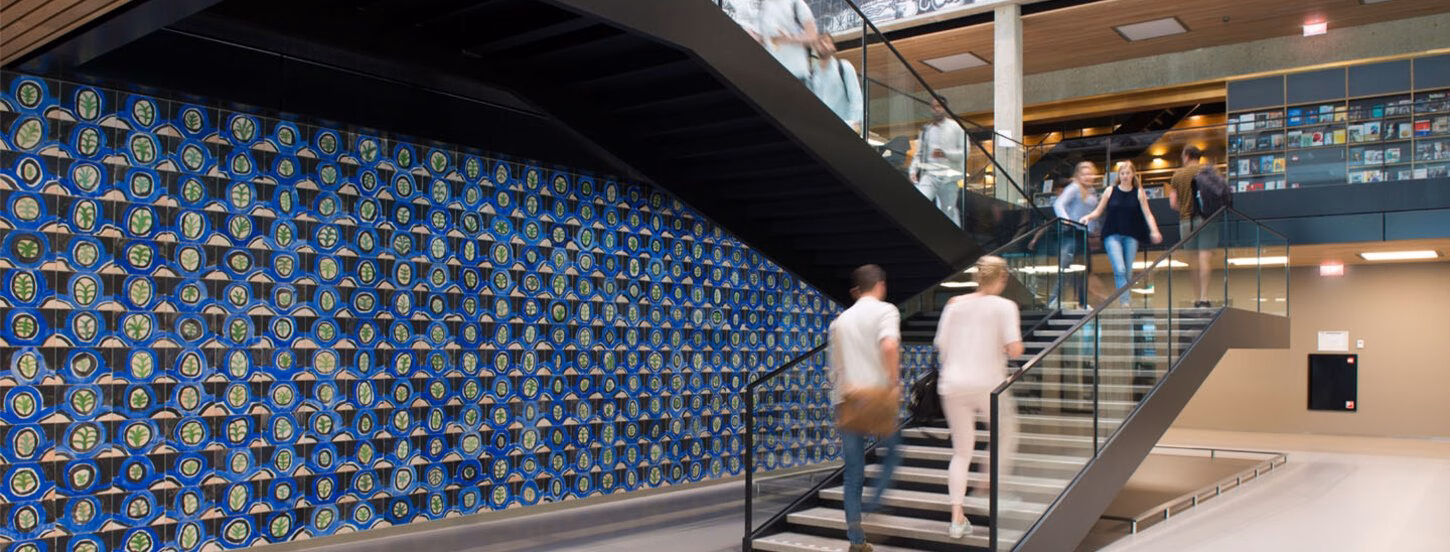 Bibliotheek tegeltjeswand.