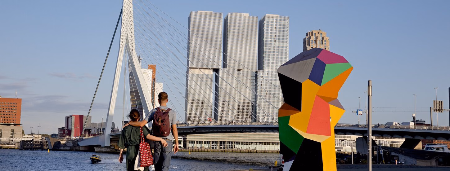 Koppel loopt langs de Maas
