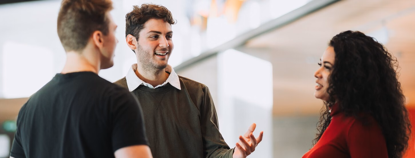 Foto van studenten in Theil Building