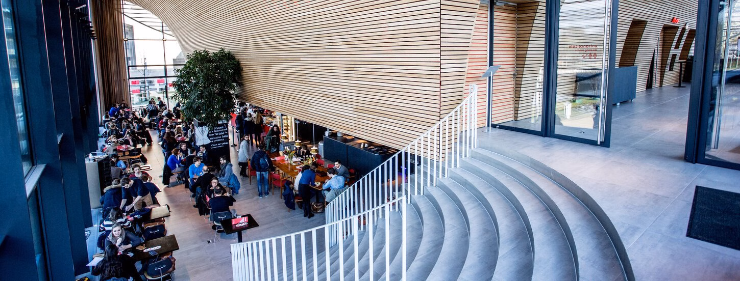 Studenten in Erasmus Paviljoen