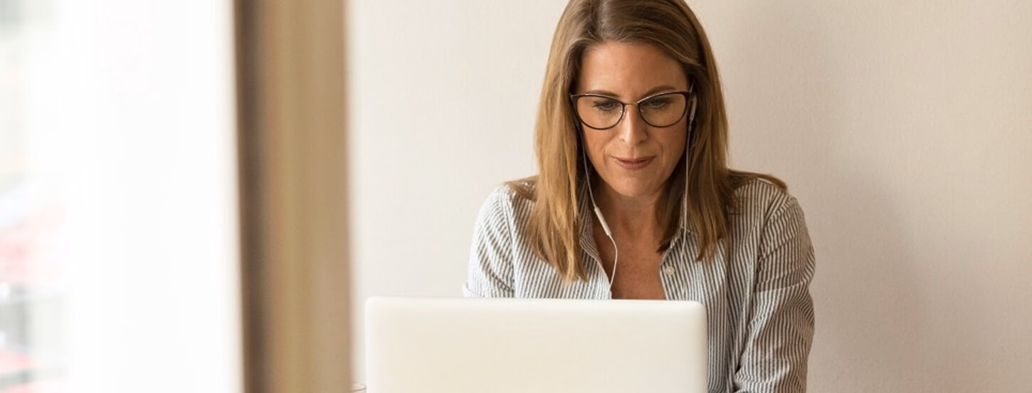 Vrouwelijke pensioenprofessional achter haar laptop, want er is veel werk aan de winkel voor een Certified Pensioenexecutive Pensioentransitie
