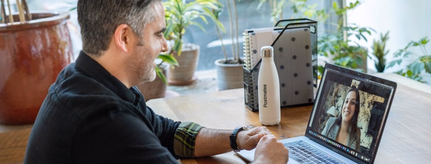 HR-professional in een online meeting met een collega over Human Resources en Global Mobility