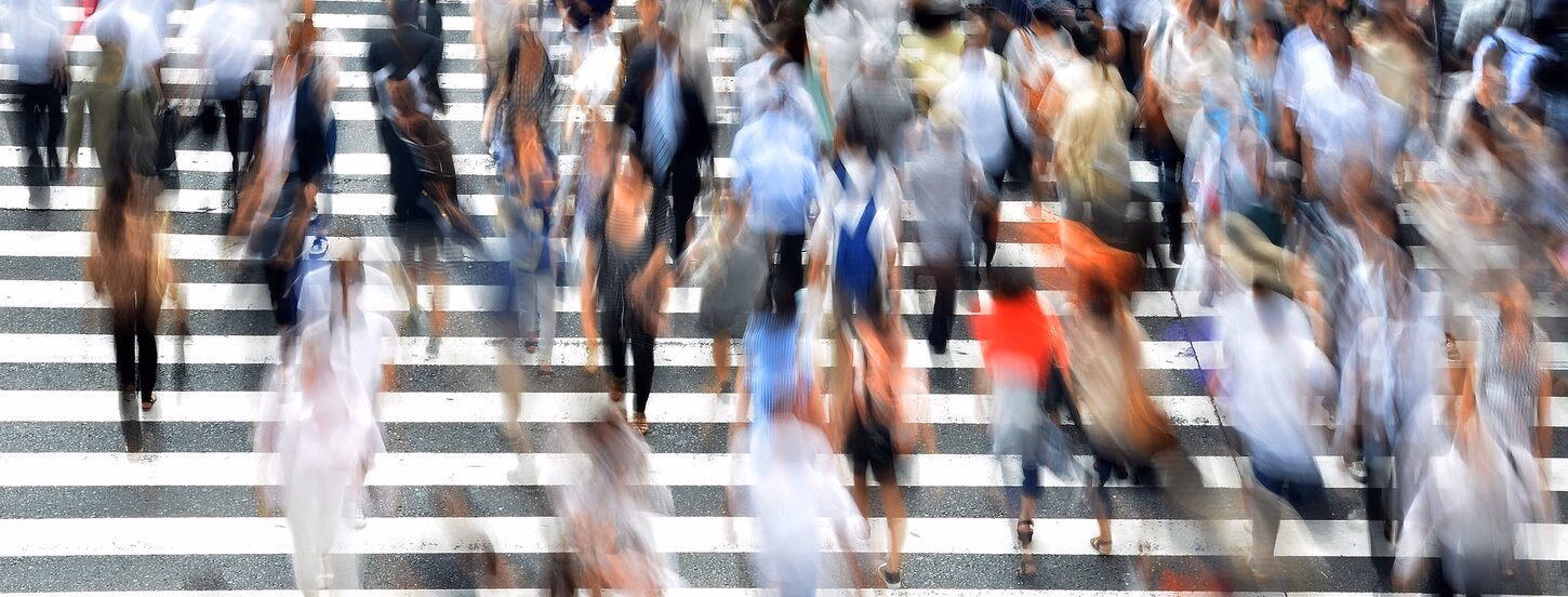 Overstekende mensen op een zebrapad