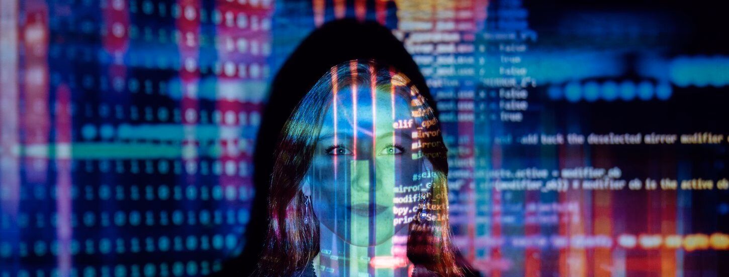 Vrouw heeft data op haar gezicht geprojecteerd 
