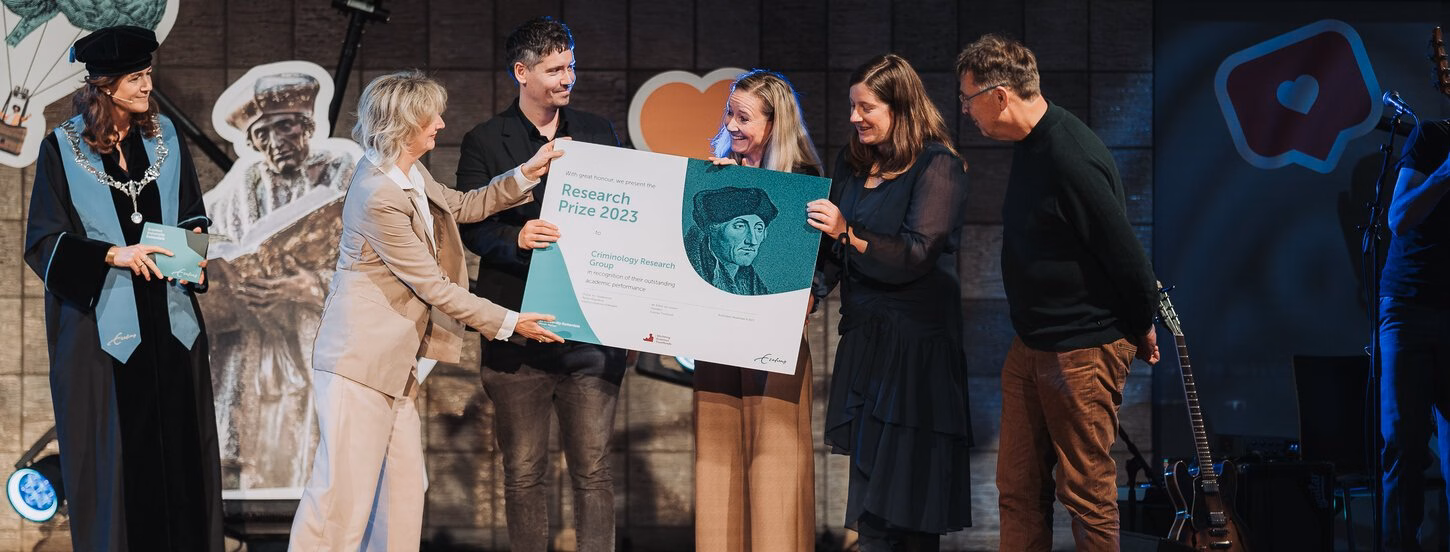Onderzoekers Criminologie ontvangen Research Prize op het podium tijdens dies natalis 2023.