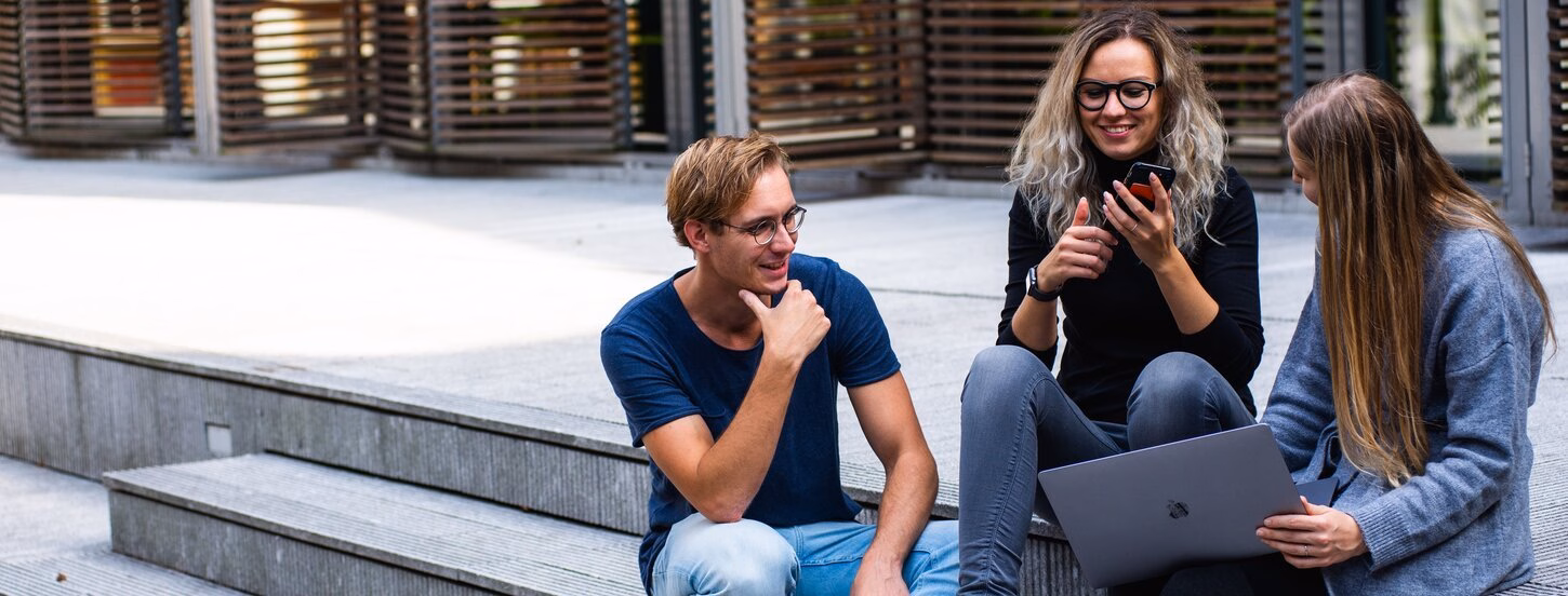 studenten aan het praten met elkaar