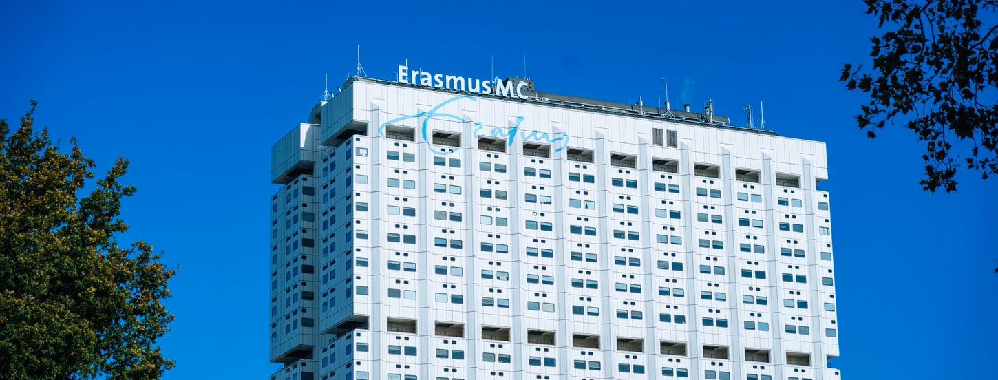The upper part of the Erasmus MC building surrounded by greenery.