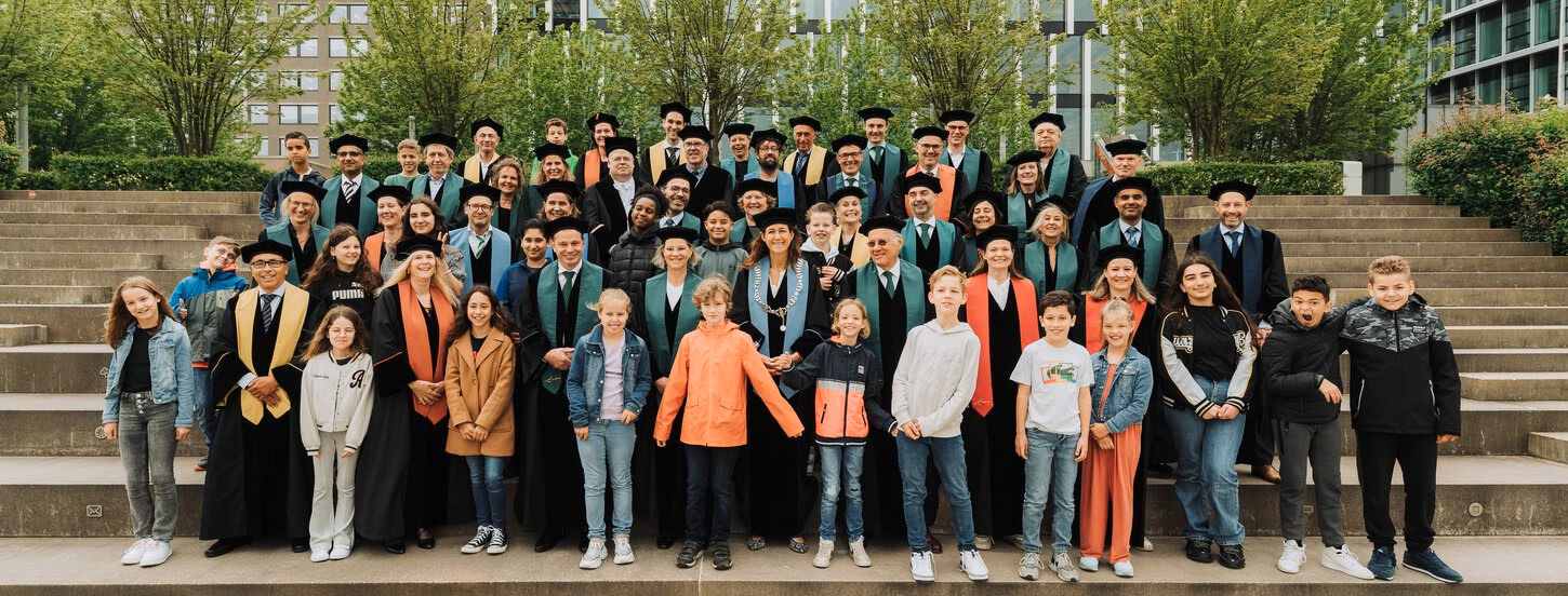 Professors on the steps at Campus Woudestein together with children during Meet the Professor