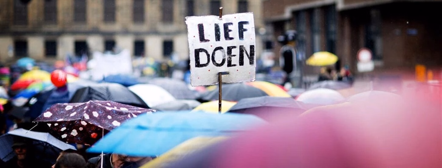 Demonstratie, every day is future op de rug van een demonstrant