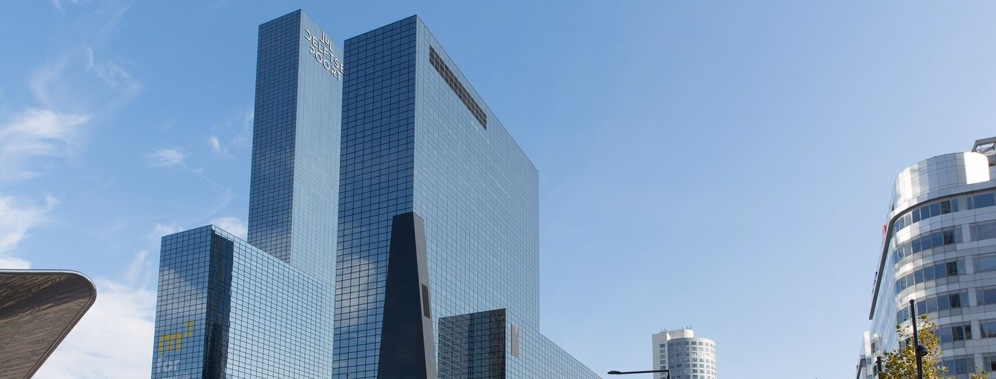 Delftse Poort vanaf het plein voor Rotterdam Centraal
