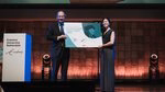 Chairman Erasmus Trust Fund: Gijs van Lookeren Campagne presents Ise Lau with the Student Societal Impact Award.