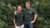 De oprichters van het drankje Mojo Maté poseren samen en dragen t-shirts met het logo van het merk