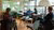 Ellen van Schoten op de bank met Levi in gesprek met studenten.
