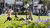 Kinderen en jongeren spelen buiten in Rotterdam.
