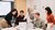 Studenten werken samen achter laptop - students studying