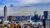 Skyline van Rotterdam met een blauwe lucht.