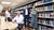 Vier mensen in de bibliotheek