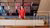 Vrouw in rode jurk