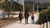 Drie medewerkers praten op campus Woudestein richting Erasmus Paviljoen.