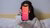 Vrouw houdt telefoon vast met de datingapp Tinder in beeld.