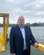Portretfoto van Erasmusprofessor Frank van Oort aan de Maas.