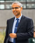 Epidemioloog Arfan Ikram loopt op campus Woudestein.