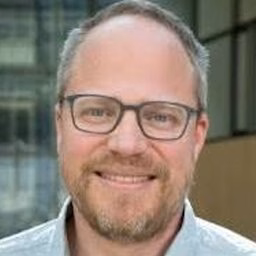 Sander glimlacht