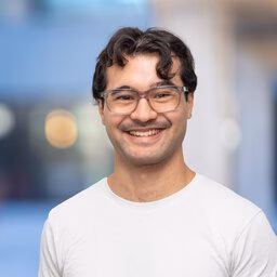 Fabian Schlott lacht naar de camera.